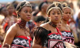 Senteni Masango (phải) và một người vợ khác của Vua Mswati III của Swaziland vào năm 2005. Ảnh: AP