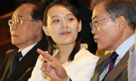 Bà Kim Yo-jong, em gái Chủ tịch Triều Tiên Kim Jong-un, nói chuyện với Tổng thống Hàn Quốc Moon Jae-in tại Olympic 2018. Ảnh: AFP