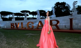 Thư Kỳ diện đầm trễ nải khoe vòng 1 căng đầy và vai nuột nà