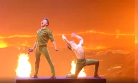 Quốc Cơ-Quốc Nghiệp ăn mừng sau khi hoàn thành phần thử thách.