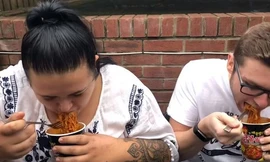 Shannen và Keelan trong thử thách mì cay (Ảnh: Kennedy News and Media).