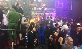 Hiện trường vụ đột kích quán bar ở phố Tây. Ảnh: Zing