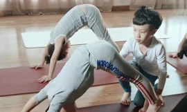 Cậu bé Sun Chuyang là giáo viên yoga trẻ nhất Trung Quốc. Ảnh: People