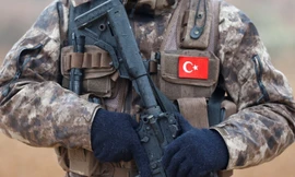 Một thành viên Lực lượng Cảnh sát Đặc biệt đứng canh ở Azaz, Syria. Ảnh: Reuters