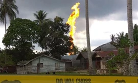 Cột lửa trong vụ cháy giếng dầu ở Indonesia bốc cao, khiến nhiều người thương vong.