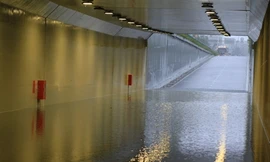 Hầm chui Điện Biên Phủ - Nguyễn Tri Phương (Đà Nẵng) ngập sâu sau trận mưa lớn ngày 10/12.