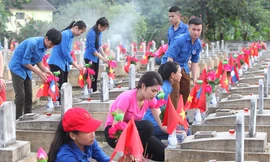 Thí sinh HHVN thành kính lau dọn tại nghĩa trang liệt sĩ Việt Lào