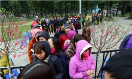 Sáng 3/2, tại Hà Nội, phiên chợ Tết từ thiện miễn phí 0 đồng lần thứ 2 dành cho người nghèo đã được tổ chức. Phiên chợ sẽ diễn ra trong 2 ngày 3 và 4/2/2018.