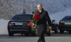 Tổng thống Putin đã cùng hàng chục nghìn người tham gia lễ kỉ niệm 75 năm trận Stalingrad kết thúc ngày 2/2. Đây được xem là cột mốc chói lọi trong công cuộc bảo vệ Tổ quốc của người Nga trong Thế chiến II.