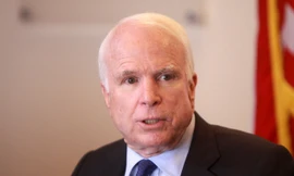 Thượng Nghị sĩ Mỹ John McCain phải cắt bỏ da trên gương mặt. 