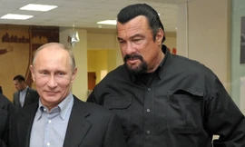 Steven Seagal (phải) vừa trở thành đặc phái viên của chính phủ Nga về quan hệ Nga-Mỹ.