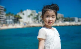 Một nhân vật đặc biệt của làng giải trí Trung Quốc góp mặt tại LHP Quốc tế Cannes lần thứ 71 là sao nhí “Bố ơi, mình đi đâu thế” Arale Thôi Nhã Hàm (6 tuổi).