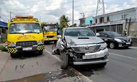 Theo người dân có mặt tại hiện trường vụ tai nạn kể lại, vào khoảng 13h30 ngày 23/6, xe ô tô loại 7 chỗ ngồi mang BKS 71A-022.13 (chưa rõ họ tên tài xế) điều khiển chở theo 4 hành khách trên xe đang lưu thông trên đường dẫn cao tốc TP.HCM – Trung Lương, h