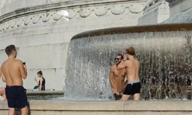 Chụp khoả thân khi đi du lịch: Phóng khoáng hay cố tình chơi trội?