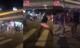 Hai thanh niên cầm vợt tennis đuổi đánh nhau trên phố.