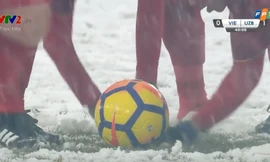 Đồng đội phủi tuyết cho Quang Hải đá phạt.