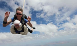 Cụ bà 102 nhảy dù lập kỷ lục thế giới.