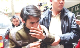 Dẫn giải đối tượng từ Thái Bình về trụ sở CSHS Công an Hà Nội. Ảnh: Lê Dương