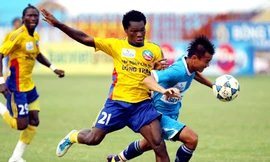 Văn Quyến ghi bàn, SLNA bứt phá