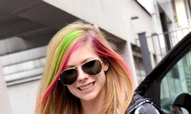Avril Lavigne cá tính với mái tóc rực rỡ sắc màu