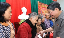 Phó Chủ tịch Quốc hội Nguyễn Đức Hải tặng quà Tết người nghèo ở Quảng Nam