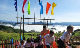 Hình ảnh tuyệt đẹp tại lễ khai giảng của cô trò ở điểm trường bồng bềnh mây núi