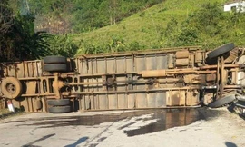 Quảng Nam: Xe tải lật trên đường Hồ Chí Minh, ba người thương vong