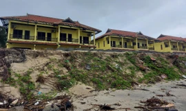 CLIP: Sóng biển 'ăn' sát bờ, đánh sập nhiều nhà ven biển Cửa Đại