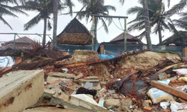 Sóng biển 'ăn' sát bờ, đánh sập nhiều nhà ven biển Cửa Đại 