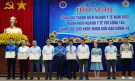 Khen thưởng cá nhân, tập thể xuất sắc trong công tác thanh niên ngành y tế