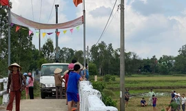 Xe cẩu vướng dây điện khiến 2 người ở Quảng Nam thương vong