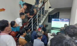 Người dân cổ vũ bóng đá trong khu tránh trú bão tập trung