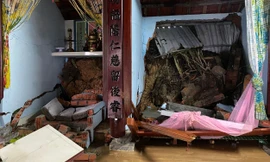 Mưa lớn gây sạt lở làm sập nhà dân ở Quảng Nam