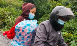 Thay phiên khiêng, chở sản phụ nguy kịch vượt đường núi sạt lở đi cấp cứu trong đêm