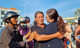 Hình ảnh xúc động đón ngư dân tàu bị nạn trở về