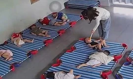 Tạm giữ hình sự bảo mẫu đánh đập, nhét vật cứng vào miệng trẻ