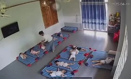 Điều tra làm rõ clip trẻ 20 tháng tuổi bị bảo mẫu xách ngược chân, đánh tới tấp