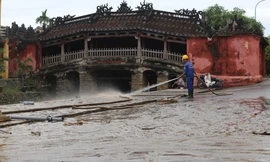 Nỗ lực dọn dẹp phố cổ sau trận mưa lũ. 