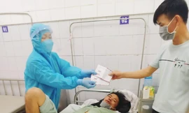 Anh Nguyễn Đình Phượng đang điều trị tại Bệnh viện Đa khoa miền núi phía Bắc Quảng Nam. Ảnh L. N