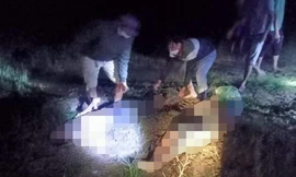 Đưa thi thể hai nạn nhân vụ lật ghe ở huyện Thăng Bình lên bờ.