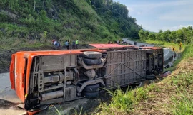 Xe chở 25 khách lật trên đường Hồ Chí Minh