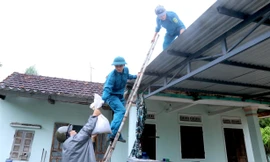 Quảng Nam: Bộ đội, dân quân giúp dân chằng chống nhà cửa, di dời trước khi bão Noru đổ bộ