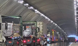 Xe tải nổ lốp trên cao tốc Đà Nẵng - Quảng Ngãi, giao thông ùn tắc nhiều giờ