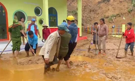 Giúp cô trò điểm trường vùng cao Nam Trà My dọn dẹp trường học sau sạt lở