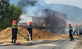 Xe container chở gỗ bốc cháy ngùn ngụt trên đường Hồ Chí Minh