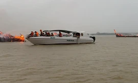 Cháy nhiều tàu du lịch và ca nô tại bến Cửa Đại, đang nỗ lực dập lửa