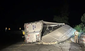 Tài xế mắc kẹt gần 1 giờ trong cabin xe tải lật trên đường Hồ Chí Minh