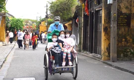 Du khách đến tham quan phố cổ Hội An. Ảnh N.C