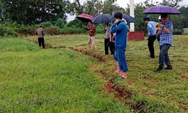 Xuất hiện vết nứt rộng cả gang tay, dài gần 50m trên đồi ở Quảng Nam