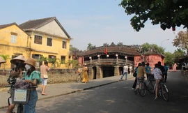 Phố cổ Hội An dập dìu du khách ngày cuối tuần